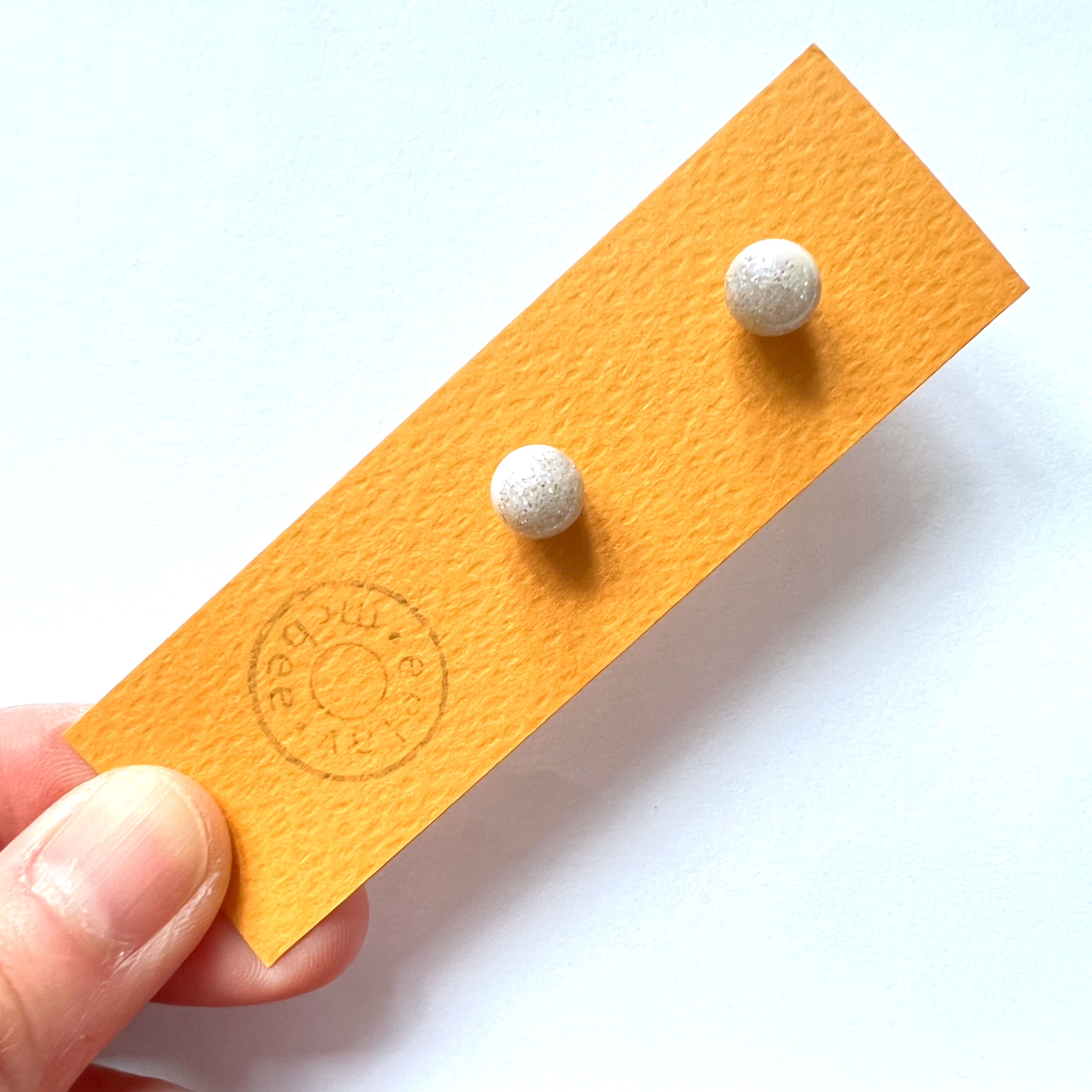 Sparkling Resin Stud v31