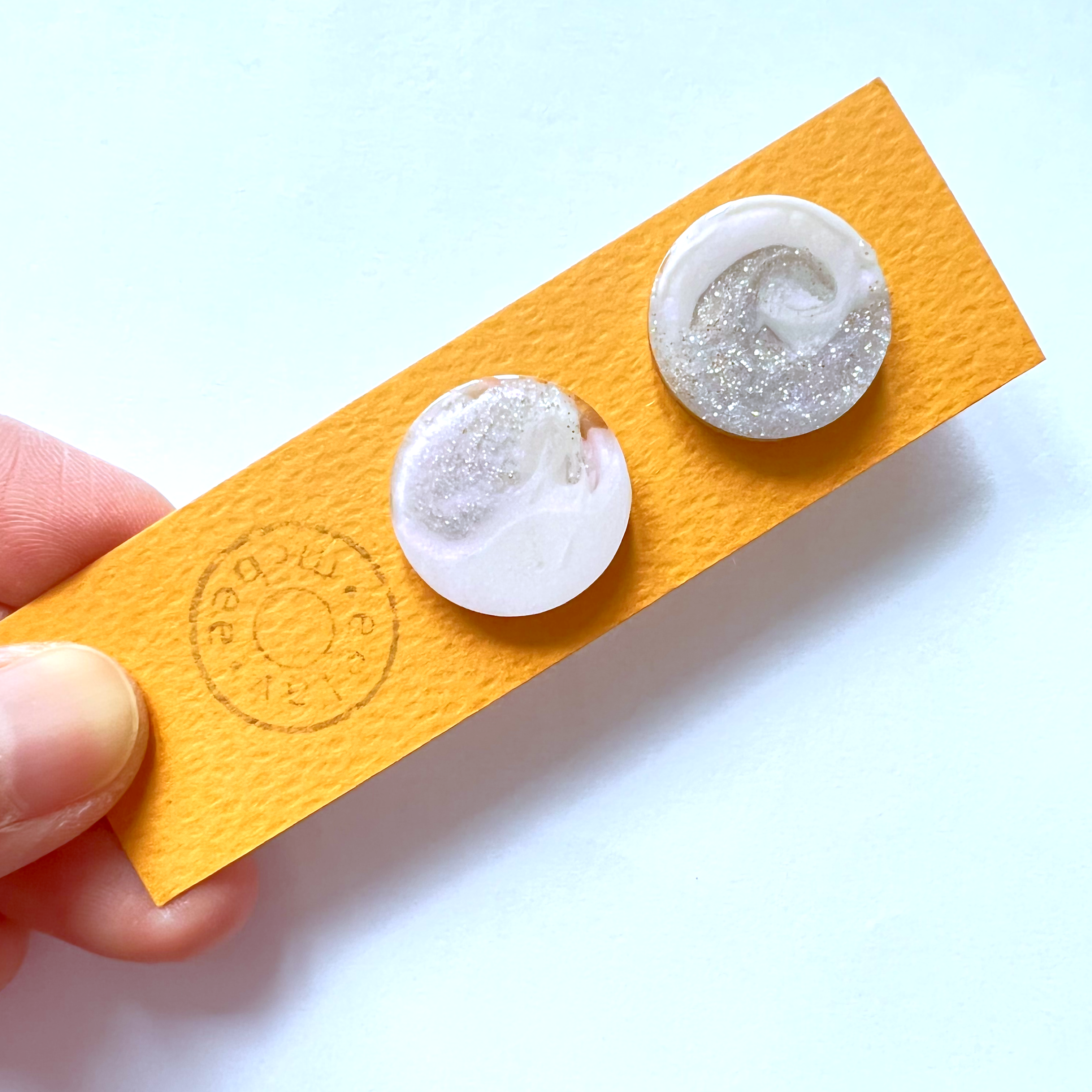 Sparkling Resin Stud v32