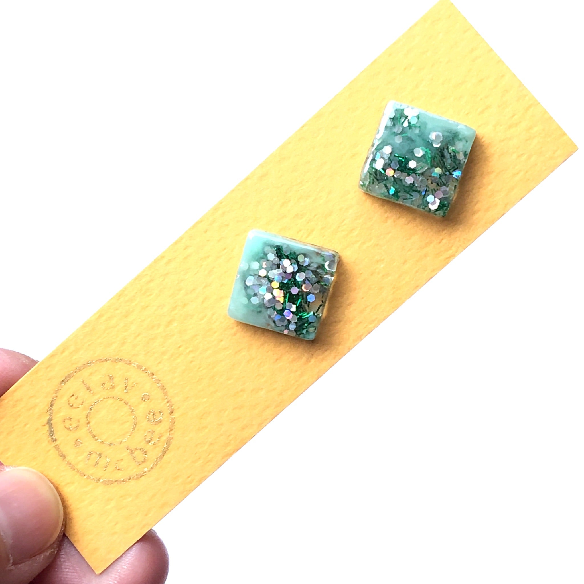 Glitter Resin Stud v 28