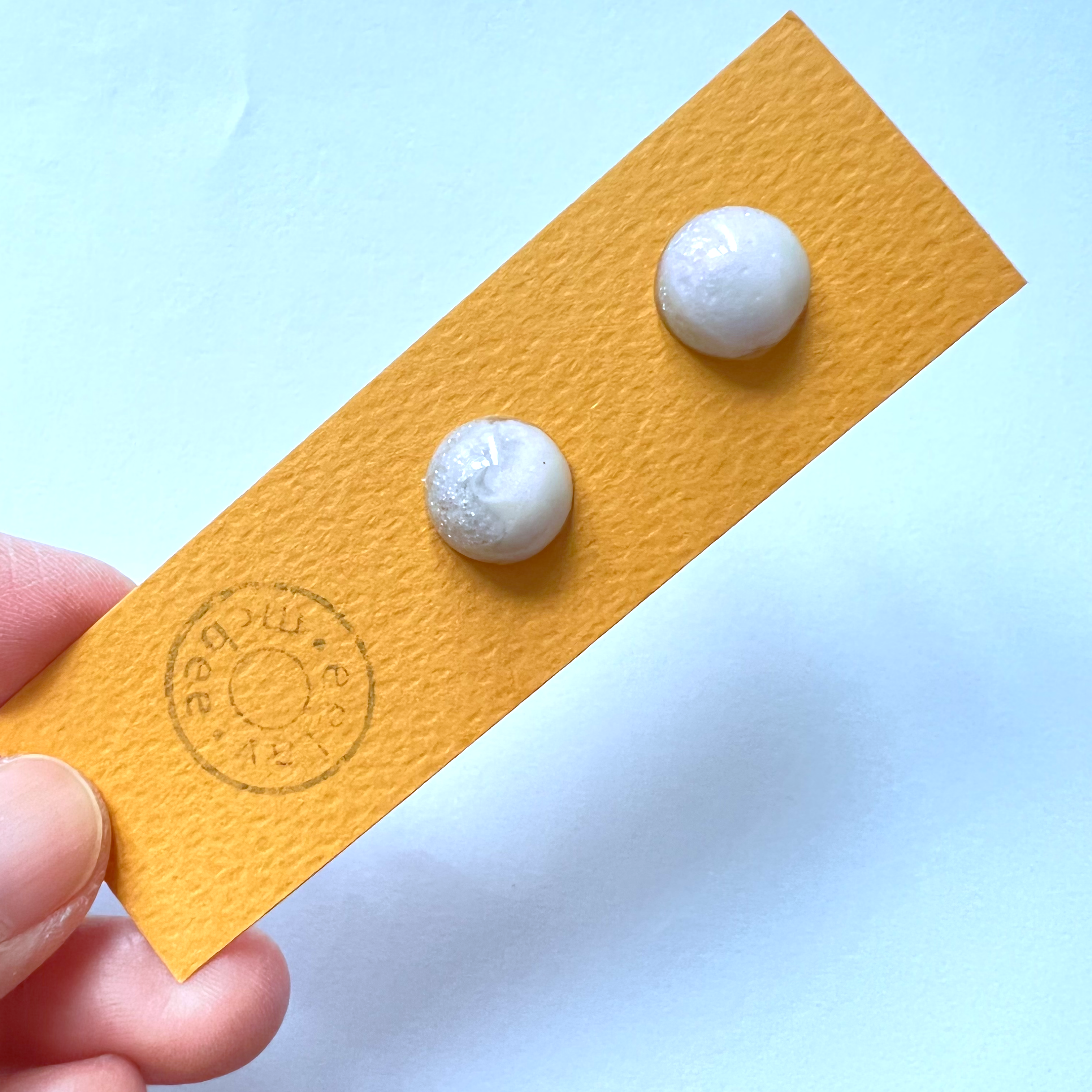 Sparkling Resin Stud v33