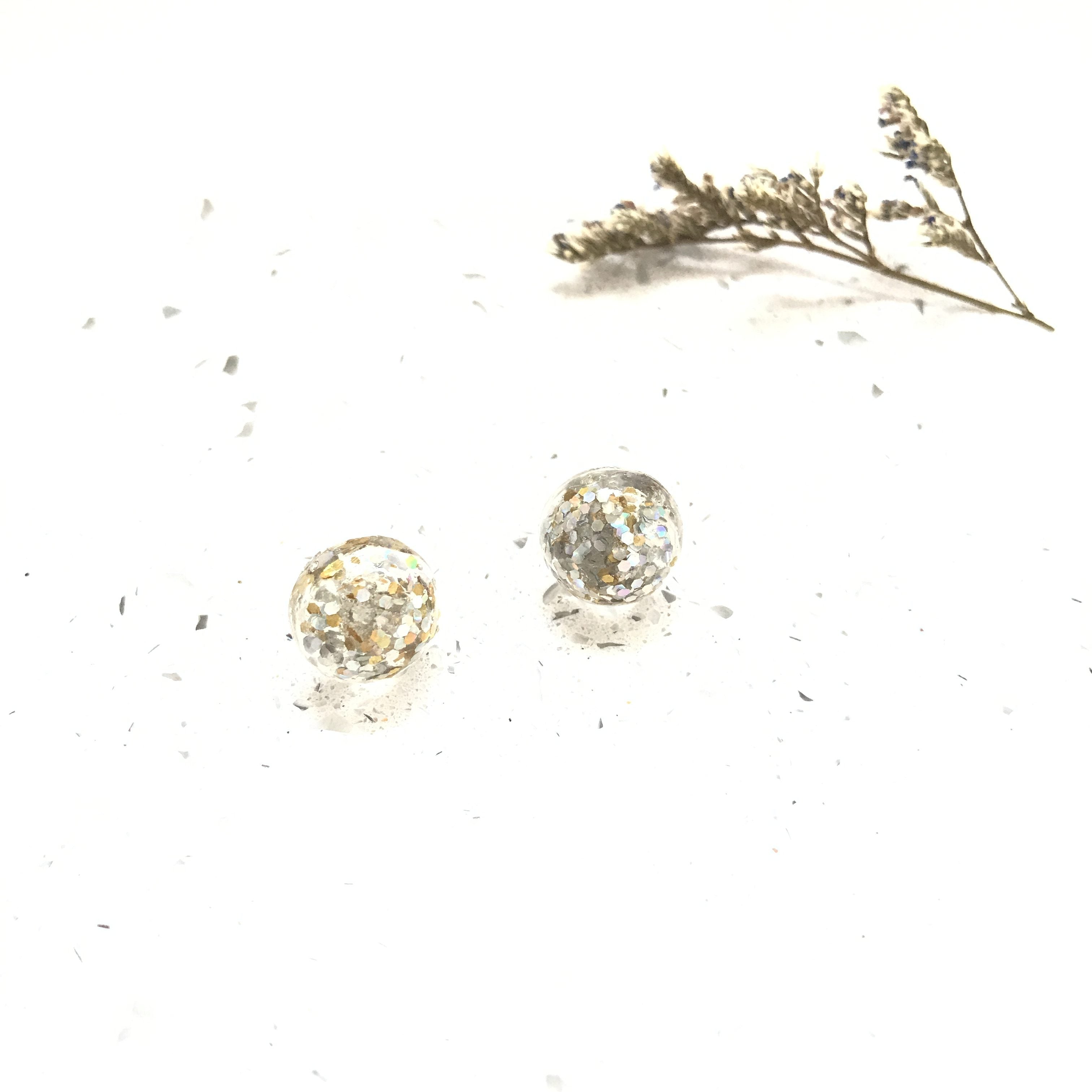 Pearl Grey Glitter Resin Stud